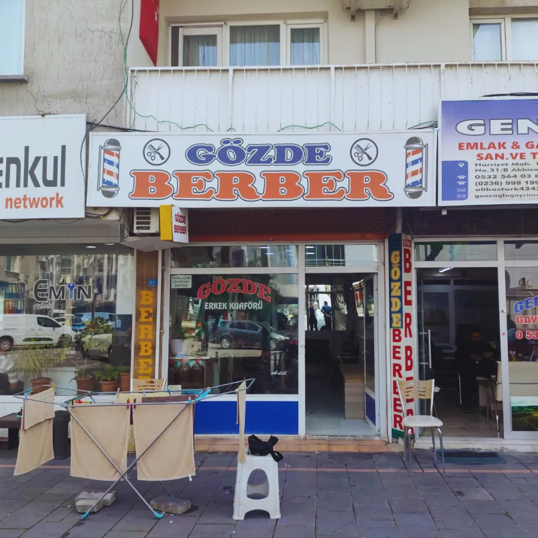 Gözde Erkek Kuaförü salon girişi — Akhisar